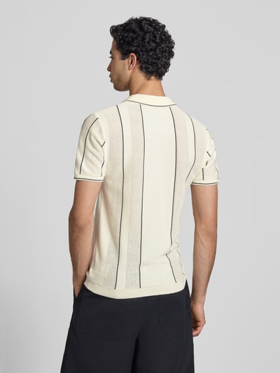 Männermodel trägt Slim Fit Poloshirt mit Knopfleiste Modell 'AVEN' von Blend aus reiner Baumwolle in Creme mit schwarzen Linien, Rückenlänge bei Größe M 71 cm, Ganzkörperansicht Rückansicht.