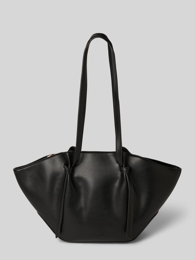 Produktfoto, schwarzer Shopper mit Label-Detail Modell 'RYD' von Seidenfelt, glatte Struktur, Hauptfach mit Reißverschluss, Schulterriemen, Maße 40x23x12 cm, Riemenlänge 59 cm.