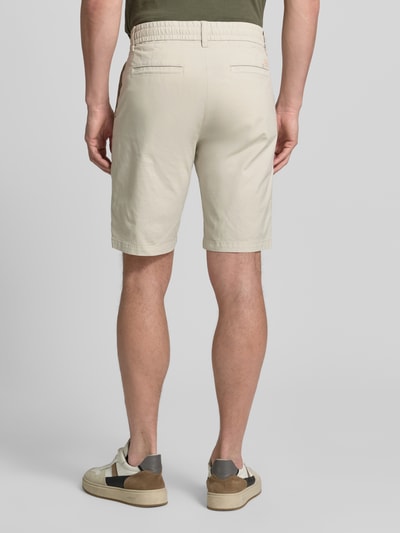 Männermodel trägt Tapered Chinoshorts aus Baumwoll-Mix Modell 'CHINO_TAPERED_DS_3S' von BOSS Orange, Optik: Unifarben, Passform: Tapered, Label-Patch, Gürtelschlaufen, Knopf und verdeckter Reißverschluss, Tunnelzug, elastischer Bundabschluss, seitliche Eingrifftaschen, Gesäßtaschen, Material: Baumwoll-Mix, Ganzkörperansicht Rückansicht.