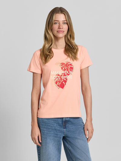 Frauenmodel trägt Damen T-Shirt mit Statement- und Motiv-Print Modell 'RINA' von Soyaconcept in Rosa, Reine Baumwolle, Regular-Fit, Rundhalsausschnitt, Rückenlänge bei Größe S 60 cm, Ganzkörperansicht von vorne.