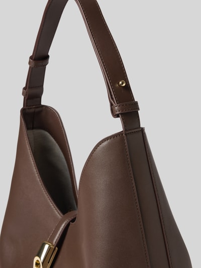 Productfoto, Handtasche aus echt leer Model 'GOCCIA' van FURLA in bruin met goudkleurige details, zichtbaar gladde textuur, Hoofdvak met magneetsluiting, verstelbare schouderband, binnenvak met ritssluiting, Breedte maat 1: 24 cm, Lengte maat 1: 31 cm, Diepte maat 1: 17 cm, bandlengte maat 1: 42 cm
