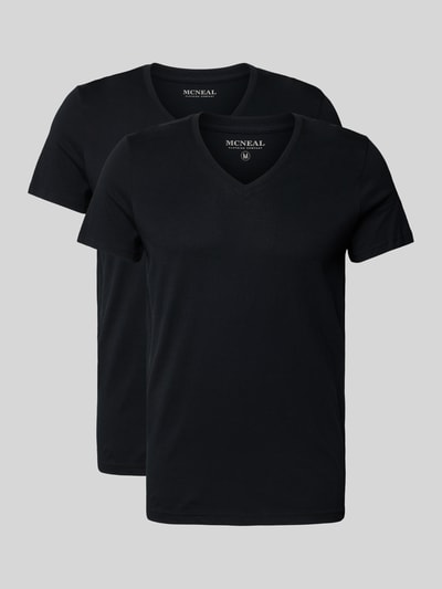 Produktfoto, T-Shirt mit V-Ausschnitt im 2er-Pack von MCNEAL in Schwarz, reine Baumwolle, Slim Fit, glatte Textur, neutraler Hintergrund.