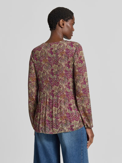 Frauenmodel trägt Relaxed Fit Bluse mit Allover-Paisley-Print Modell 'Leonora' von ZABAIONE, bunte Muster, lockerer Schnitt, Ganzkörperansicht Rückansicht.