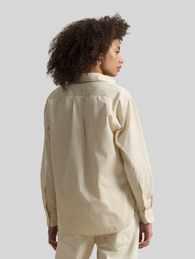 Frauenmodel trägt Hemdbluse mit Knopfleiste von Polo Ralph Lauren in Beige, reine Baumwolle, lockerer Schnitt, Rückenansicht, Ganzkörperansicht Rückansicht