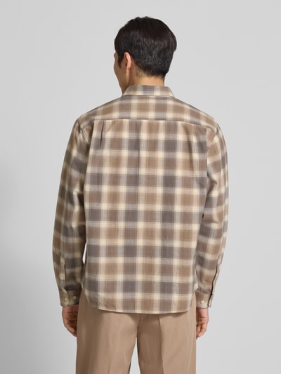 Männermodel draagt Regular Fit Vrijetijdsoverhemd uit puur katoen model 'CTMENZO' van SELECTED HOMME, rasterruitmotief, Kentkraag, lange mouw, afgeronde rompzoom, borstzak, twill, effen kleuren, rugpas, enkels rij knoopsluiting, sportmanchet, Ganzkörperansicht Rückansicht.