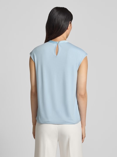 Frauenmodel trägt T-Shirt mit Drapierungen und Kappärmeln von Jake*s Collection in Hellblau, Satin, Regular Fit, Rückenansicht Ganzkörperansicht.