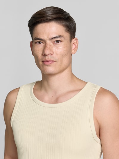 Mężczyznęmodel nosi Regular Fit Tank Top aus Baumwoll-Mix Modell 'ANDRE' von SELECTED HOMME, beżowy, prążkowana struktura, okrągły dekolt, szerokie ramiączka, materiał: bawełniany mix, zbliżenie na górną część ciała.