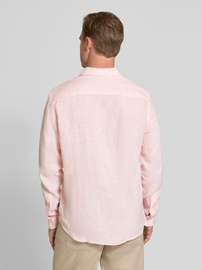 Männermodel trägt Regular Fit Leinenhemd aus reinen Leinen Modell 'Lawrence' von Jack & Jones Premium in Hellrosa, Ganzkörperansicht Rückansicht.