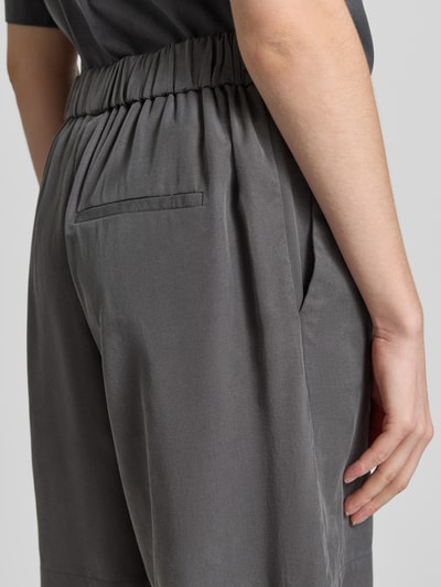 Frauenmodel trägt Straight Fit Shorts und Leinen-Anteil von Marc O'Polo, Optik: Unifarben, Passform: Straight Fit, Bundabschluss: Elastisch, seitliche Eingrifftaschen, Nahaufnahme Rückansicht.