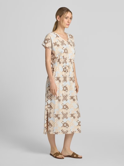 Vrouwenmodel draagt Relaxed Fit vrijetijdsjurk uit katoenmix van s.Oliver RED LABEL in beige, bruin en lichtblauw, zijaanzicht.