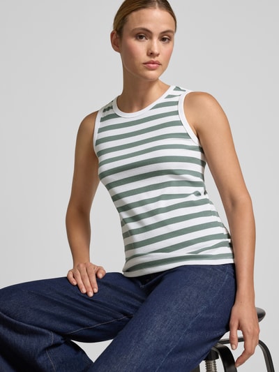 Frauenmodel trägt Slim Fit Top mit Rundhalsausschnitt Modell 'Effy' von FREE/QUENT, gestreift in Grün und Weiß, elastischer Baumwoll-Mix, Nahaufnahme Oberkörper.