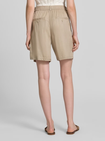Frauenmodel trägt Regular Fit Bermudas aus Lyocell von Tom Tailor, unifarben, feine Webstruktur, elastischer Bund, Ganzkörperansicht Rückansicht.