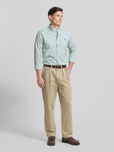 Männermodel trägt Custom Fit Freizeithemd mit Button-Down-Kragen von Polo Ralph Lauren in Grün-Weiß, Reine Baumwolle, Ganzkörperansicht von vorne. Rückenlänge 84 cm, Schulterbreite 44 cm, Ärmellänge 65 cm, Knopfleiste, Label-Stitching.