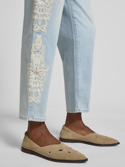 Frauenmodel trägt Wide Fit Jeans mit floralem Spitzenbesatz von Jake*s Casual, hellblau, Reine Baumwolle, Nahaufnahme Unterkörper.
