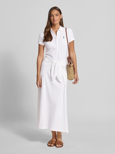Modelka kobieca ma na sobie Regular Fit Freizeitkleid aus Baumwoll-Mix von Polo Ralph Lauren, biała, jednolita, midi, krótki rękaw, wysoki dekolt, logo, tkanina pikowana, bawełniany miks, widok całej sylwetki z przodu.
