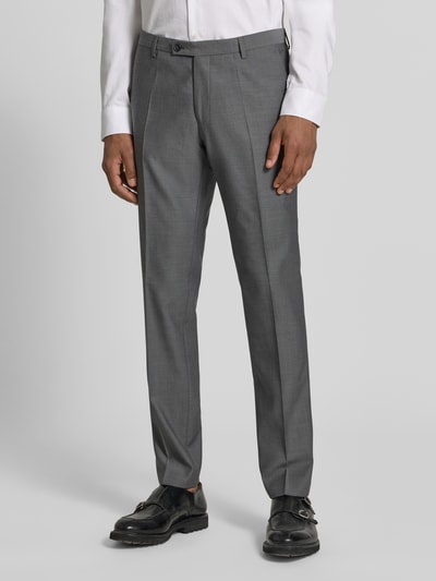 Männermodel trägt Slim Fit Anzughose mit Bügelfalten Modell 'Cedric' von CG - Club of Gents aus Reine Baumwolle in Grau, Nahaufnahme Oberkörper
