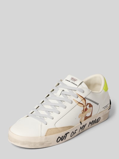 Produktfoto, Sneaker mit motiefprint van Crime London, afgeronde pasvorm, vetersluiting, logodetail, hakhoogte maat 44: 3 cm, schachthoogte: 8 cm, schachtbreedte: 9 cm, wit met beige en geel, printmotief en tekst op zool