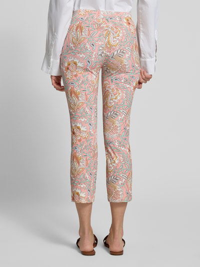 Frauenmodel trägt Caprihose im Allover-Look von SEDUCTIVE, pastellfarben gemustert mit Längsnähten, Material-Mix, Ganzkörperansicht Rückansicht.