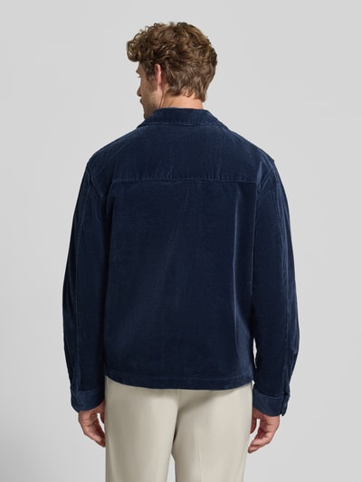Männermodel trägt Regular Fit Hemdjacke aus Cord mit Brusttasche von MCNEAL, dunkelblau, Baumwoll-Elasthan-Mix, Ganzkörperansicht Rückansicht.