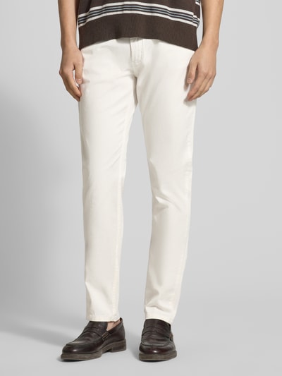 Männermodel trägt Jeans mit Eingrifftaschen und Label-Applikation von Emporio Armani, Baumwoll-Elasthan-Mix, Slim-Fit, Ganzkörperansicht von vorne.