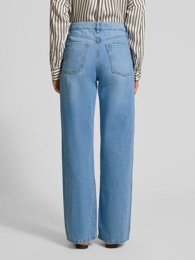 Frauenmodel trägt Wide Fit Jeans mit Knopfverschluss Modell 'DANILA' von Mango in Hellblau, reine Baumwolle, 5-Pocket-Design, Ganzkörperansicht Rückansicht.