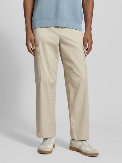 Męski model nosi Loose Fit Cargohose aus Bio-Baumwoll-Mix Modell '220-LOOSE MILES COMFORT' od SELECTED HOMME, jasny jednolity kolor, luźny krój, kieszenie cargo, widok całej sylwetki z przodu.