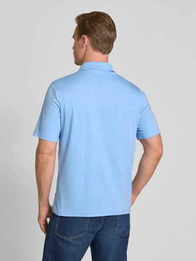 Männermodel trägt Regular Fit Poloshirt mit Brusttasche von MAERZ Muenchen, jasnobłękitny kolor, czysta bawełna, krój regular fit, widoczna kieszeń na piersi, długość tyłu w rozmiarze 50: 71 cm, Ganzkörperansicht Rückansicht.