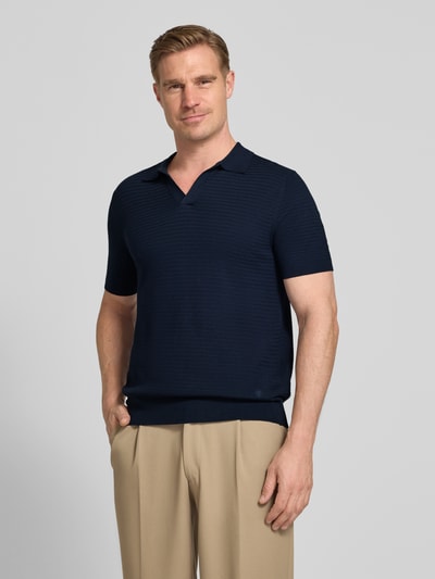 Männermodel trägt Regular Fit Poloshirt mit V-Ausschnitt von Manuel Ritz aus Reine Baumwolle, dunkelblau, Strickshirt, Ganzkörperansicht von vorne. Rückenlänge bei Größe M: 66 cm.