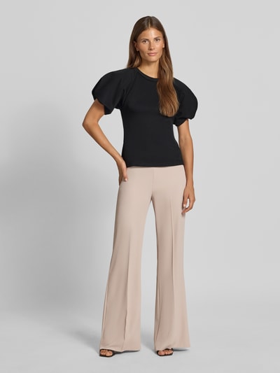 Vrouwenmodel draagt Bluse mit Ballonärmeln van Rinascimento in zwart Materiaalmix met stretch, getailleerd, ronde hals, ballonmouwen, Ganzkörperansicht van voren.