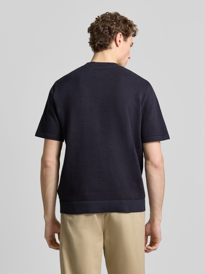 Mannenmodel draagt Strickshirt met Label-Detail Modell 'MILANO' van Jack & Jones Premium, katoenmengsel, rechte fit, ronde hals, ruglengte maat M 70 cm, donkerblauw, volledige lichaamsaanzicht achterkant.