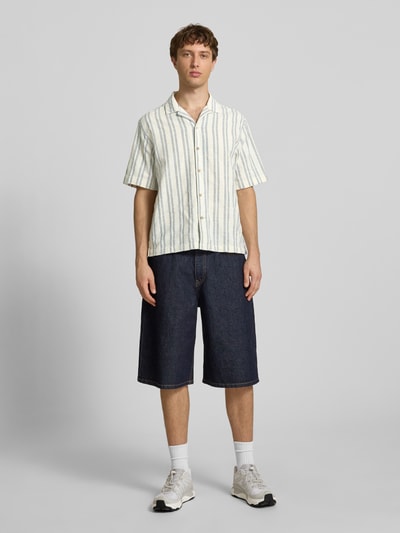 Männermodel trägt Regular Fit Freizeithemd aus Baumwoll-Mix Modell 'PERSHORE' von Pepe Jeans mit Optik:Allover-Muster, Ganzkörperansicht von vorne.