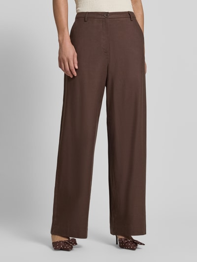Vrouwenmodel draagt Stoffhose met Franse steekzakken van Jake*s collectie in wide leg fit, bruin, zachte structuur, knoop- en ritssluiting, strookzak aan de achterkant, bandwijdte maat 38: 40 cm, binnenbeenlengte maat 38: 106 cm, volledig lichaam vooraanzicht.