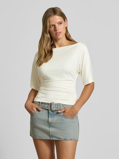 Frauenmodel trägt T-Shirt mit Carmen-Ausschnitt Modell 'JUNE' von NOISY MAY®, Viskose-Elasthan-Mix, Slim Fit, cremefarben, Ganzkörperansicht von vorne.