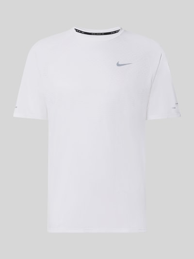 Produktfoto, białe Regular Fit Sport-T-Shirt mit reflektierenden Elementen von Nike na tle szarym, Herren Sport-T-Shirt von Nike Training