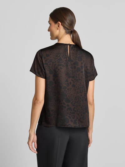 Frauenmodel trägt Regular Fit Kurzarmbluse mit Falten-Detail von s.Oliver BLACK LABEL, dunkle Farben mit Animal-Print, Ganzkörperansicht Rückansicht. Damen Kurzarmbluse von s.Oliver BLACK LABEL.