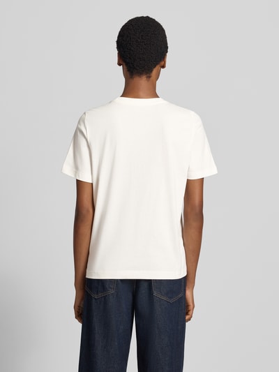 Frauenmodel trägt Relaxed Fit T-Shirt aus reiner Baumwolle von s.Oliver RED LABEL in Weiß, glatte Oberfläche, Ganzkörperansicht Rückansicht.