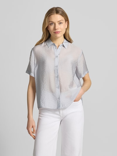 Frauenmodel trägt Relaxed Fit Bluse aus Modal-Mix mit Seiden-Anteil Modell 'MINA' von Samsøe Samsøe, hellblauer Farbton, leichte glänzende Textur, Hemdblusenkragen und 1/2-Arm, Ganzkörperansicht von vorne.