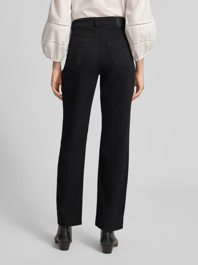 Frauenmodel trägt Feminine Fit Jeans mit Eingrifftaschen von Marc Cain in Schwarz, Baumwoll-Elasthan-Mix, Ganzkörperansicht Rückansicht.