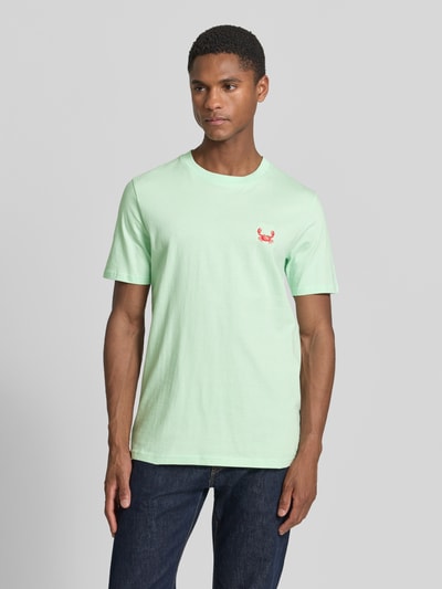Männermodel trägt T-Shirt mit Stitching und Rundhalsausschnitt von Lindbergh in Mint, Reine Baumwolle, Slim-Fit, Rückenlänge 71 cm, Ganzkörperansicht von vorne.