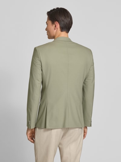 Männermodel trägt Super Slim Fit Anzugsakko aus Woll-Mix Modell 'ARTI' von HUGO in einfarbigem Hellgrün, Ganzkörperansicht Rückansicht.