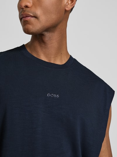 Männermodel trägt Relaxed Fit T-Shirt aus Baumwoll-Mix Modell 'TE_SURF' von BOSS Orange, unifarben, Slub Jersey, Nahaufnahme Oberkörper.