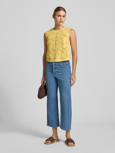 Frauenmodel trägt Culotte im 5-Pocket-Design von Christian Berg Woman, blauer Baumwoll-Mix, Wide Leg Fit, Ganzkörperansicht von vorne.