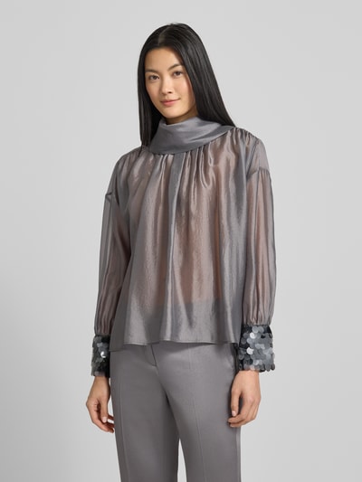 Vrouwenmodel draagt Bluse aus Viskose-Mix mit Rollkragen und Pailletten van Luisa Cerano, regular fit, viscosemix, grijs, glanzende textuur, ruglengte 53 cm, mouwlengte 50 cm, pailletten op de mouwen, ganzkörperansicht van voren.