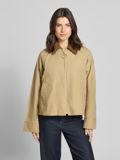 Frauenmodel trägt Blouson aus reiner Baumwolle Modell 'CAITLIN' von Barbour, Optik: Unifarben, Regular-Fit, Umlegekragen, Reißverschluss, Label-Stitching, Rückenpasse mit Cacharel-Falte, Langarm, seitliche Eingrifftaschen, Ganzkörperansicht von vorne.