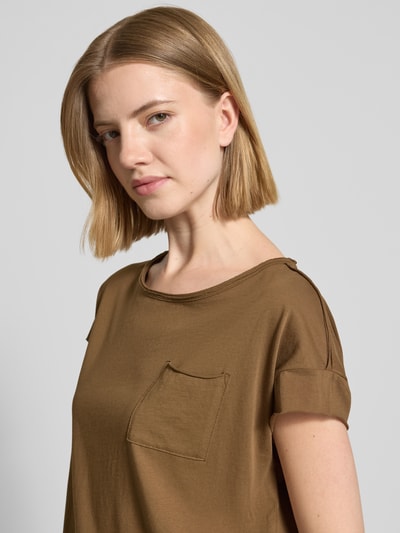 Kobiece modelka nosi damski t-shirt Regular Fit T-Shirt aus reiner Baumwolle od s.Oliver RED LABEL, efekt: jednolity kolor, dekolt w łódkę, krótki rękaw, wykończenie materiału: dżersej, materiał: czysta bawełna, zbliżenie na górną część ciała z przodu.