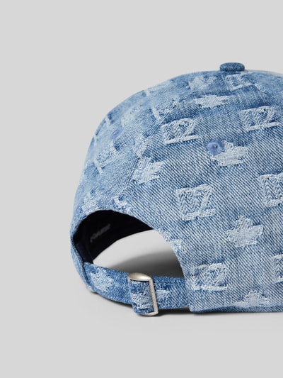 Produktfoto, Base Cap in Denim-Optik von Dsquared2 aus reiner Baumwolle mit Allover-Logo-Details, curved Visor und Strapback, blaues Denim-Muster