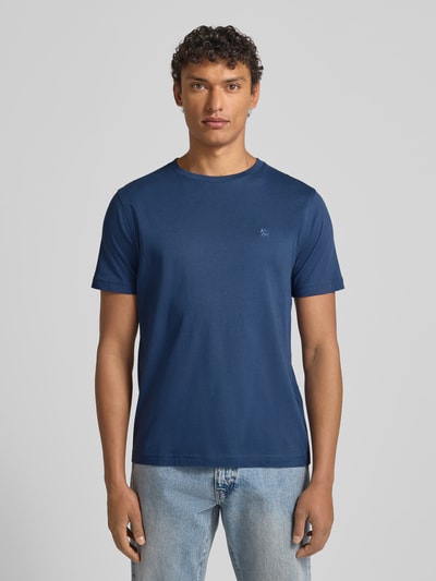 Męski t-shirt z wyhaftowanym logo T-Shirt mit Label-Stitching od Lerros, bawełna, krój regular fit, okrągły dekolt, długość tyłu 69 cm, Ganzkörperansicht von vorne.