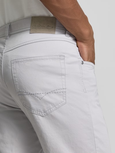 Männermodel trägt Hose mit Eingrifftaschen von Christian Berg Men aus Baumwoll-Elasthan-Mix, Slim-Fit, Gesäßtaschen, Detailaufnahme Rückansicht.