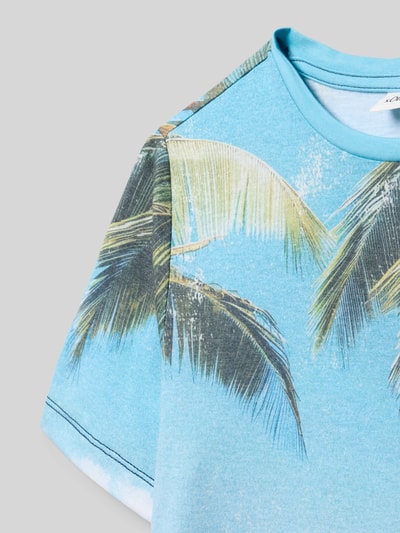 Mädchen trägt Regular Fit T-Shirt mit Baumwoll-Anteil von s.Oliver RED LABEL, Optik:Allover-Muster, Rundhals, Nahaufnahme Oberkörper.