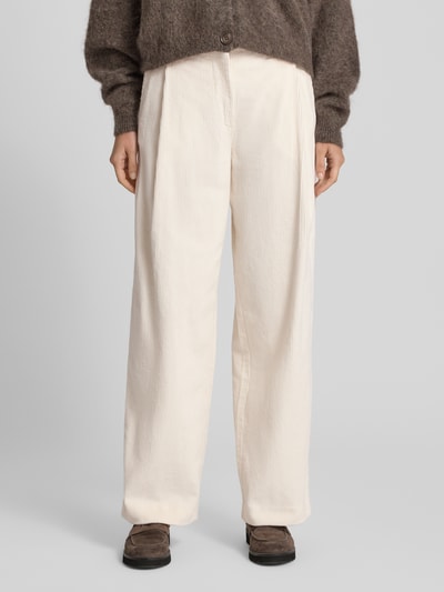 Kobiece model prezentuje spodnie sztruksowe Relaxed Fit Cordhose aus Baumwoll-Mix model 'ROJA' od Selected, kremowy kolor, faktura sztruksu, Ganzkörperansicht von vorne, spodnie damskie